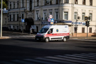 Kharkiv, Ukrayna, 12 Eylül 2024 Kharkiv şehir merkezi ambulansı Rusya ile savaş sırasında, Harkiv Rus füzelerinin ve sirenlerinin sesi her gün yankılanıyor.