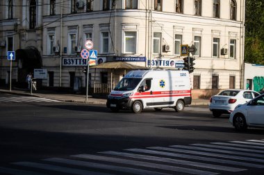 Kharkiv, Ukrayna, 12 Eylül 2024 Kharkiv şehir merkezi ambulansı Rusya ile savaş sırasında, Harkiv Rus füzelerinin ve sirenlerinin sesi her gün yankılanıyor.