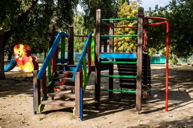 Kharkiv, Ukrayna, 12 Eylül 2024 Saltivka bölgesindeki hasarlı bir binanın önündeki terk edilmiş çocuk parkı. Büyük çaplı Rus füzeleri saldırısından sonra çocuklar buradan tahliye edildi..