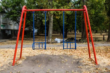 Kharkiv, Ukrayna, 12 Eylül 2024 Saltivka bölgesindeki hasarlı bir binanın önündeki terk edilmiş çocuk parkı. Büyük çaplı Rus füzeleri saldırısından sonra çocuklar buradan tahliye edildi..