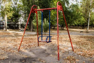 Kharkiv, Ukrayna, 12 Eylül 2024 Saltivka bölgesindeki hasarlı bir binanın önündeki terk edilmiş çocuk parkı. Büyük çaplı Rus füzeleri saldırısından sonra çocuklar buradan tahliye edildi..