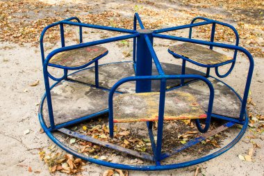 Kharkiv, Ukrayna, 12 Eylül 2024 Saltivka bölgesindeki hasarlı bir binanın önündeki terk edilmiş çocuk parkı. Büyük çaplı Rus füzeleri saldırısından sonra çocuklar buradan tahliye edildi..