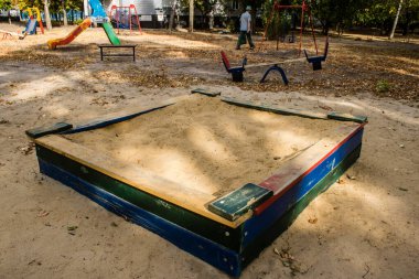 Kharkiv, Ukrayna, 12 Eylül 2024 Saltivka bölgesindeki hasarlı bir binanın önündeki terk edilmiş çocuk parkı. Büyük çaplı Rus füzeleri saldırısından sonra çocuklar buradan tahliye edildi..