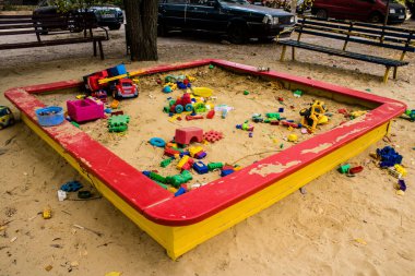 Kharkiv, Ukrayna, 12 Eylül 2024 Saltivka bölgesindeki hasarlı bir binanın önündeki terk edilmiş çocuk parkı. Büyük çaplı Rus füzeleri saldırısından sonra çocuklar buradan tahliye edildi..