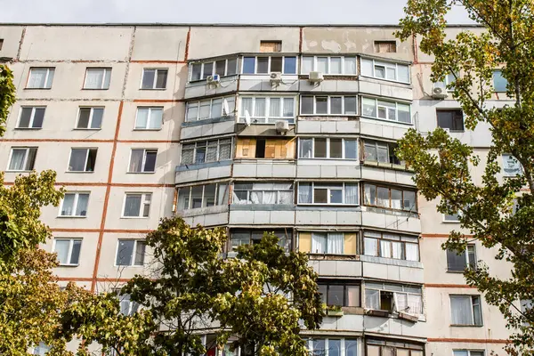 Harkiv, Ukrayna, 12 Eylül 2024, Harkiv 'in kuzeyindeki Saltivka' da Hasarlı Bina. Banliyö bölgesi, Rusya 'nın bombardımanından ülkedeki diğer bölgelerden daha fazla etkilendi..