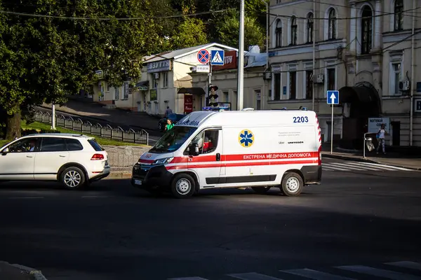 Kharkiv, Ukrayna, 12 Eylül 2024 Kharkiv şehir merkezi ambulansı Rusya ile savaş sırasında, Harkiv Rus füzelerinin ve sirenlerinin sesi her gün yankılanıyor.