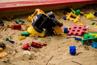 Kharkiv, Ukrayna, 12 Eylül 2024 Saltivka bölgesindeki hasarlı bir binanın önündeki terk edilmiş çocuk parkı. Büyük çaplı Rus füzeleri saldırısından sonra çocuklar buradan tahliye edildi..