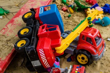 Kharkiv, Ukrayna, 12 Eylül 2024 Saltivka bölgesindeki hasarlı bir binanın önündeki terk edilmiş çocuk parkı. Büyük çaplı Rus füzeleri saldırısından sonra çocuklar buradan tahliye edildi..