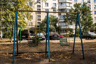 Kharkiv, Ukrayna, 12 Eylül 2024 Saltivka bölgesindeki hasarlı bir binanın önündeki terk edilmiş çocuk parkı. Büyük çaplı Rus füzeleri saldırısından sonra çocuklar buradan tahliye edildi..