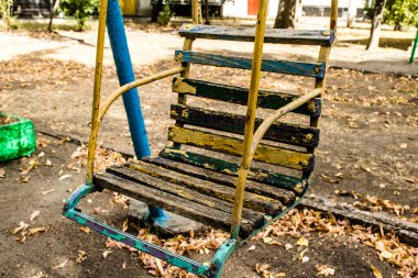 Kharkiv, Ukrayna, 12 Eylül 2024 Saltivka bölgesindeki hasarlı bir binanın önündeki terk edilmiş çocuk parkı. Büyük çaplı Rus füzeleri saldırısından sonra çocuklar buradan tahliye edildi..