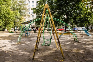 Kharkiv, Ukrayna, 12 Eylül 2024 Saltivka bölgesindeki hasarlı bir binanın önündeki terk edilmiş çocuk parkı. Büyük çaplı Rus füzeleri saldırısından sonra çocuklar buradan tahliye edildi..