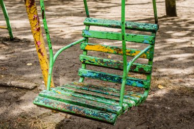 Kharkiv, Ukrayna, 12 Eylül 2024 Saltivka bölgesindeki hasarlı bir binanın önündeki terk edilmiş çocuk parkı. Büyük çaplı Rus füzeleri saldırısından sonra çocuklar buradan tahliye edildi..