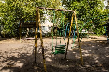 Kharkiv, Ukrayna, 12 Eylül 2024 Saltivka bölgesindeki hasarlı bir binanın önündeki terk edilmiş çocuk parkı. Büyük çaplı Rus füzeleri saldırısından sonra çocuklar buradan tahliye edildi..