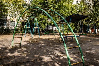 Kharkiv, Ukrayna, 12 Eylül 2024 Saltivka bölgesindeki hasarlı bir binanın önündeki terk edilmiş çocuk parkı. Büyük çaplı Rus füzeleri saldırısından sonra çocuklar buradan tahliye edildi..
