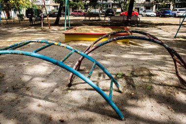 Kharkiv, Ukrayna, 12 Eylül 2024 Saltivka bölgesindeki hasarlı bir binanın önündeki terk edilmiş çocuk parkı. Büyük çaplı Rus füzeleri saldırısından sonra çocuklar buradan tahliye edildi..