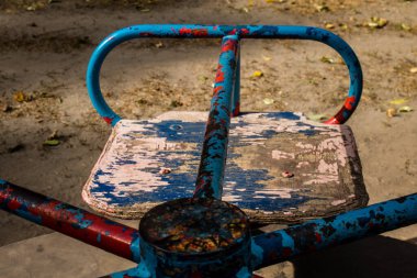 Kharkiv, Ukrayna, 12 Eylül 2024 Saltivka bölgesindeki hasarlı bir binanın önündeki terk edilmiş çocuk parkı. Büyük çaplı Rus füzeleri saldırısından sonra çocuklar buradan tahliye edildi..