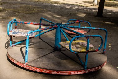 Kharkiv, Ukrayna, 12 Eylül 2024 Saltivka bölgesindeki hasarlı bir binanın önündeki terk edilmiş çocuk parkı. Büyük çaplı Rus füzeleri saldırısından sonra çocuklar buradan tahliye edildi..