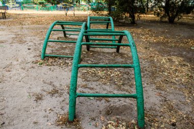 Kharkiv, Ukrayna, 12 Eylül 2024 Saltivka bölgesindeki hasarlı bir binanın önündeki terk edilmiş çocuk parkı. Büyük çaplı Rus füzeleri saldırısından sonra çocuklar buradan tahliye edildi..