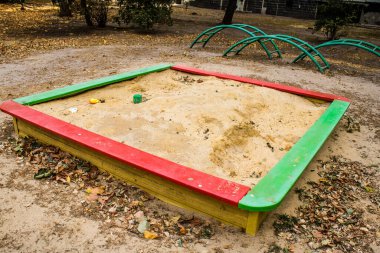 Kharkiv, Ukrayna, 12 Eylül 2024 Saltivka bölgesindeki hasarlı bir binanın önündeki terk edilmiş çocuk parkı. Büyük çaplı Rus füzeleri saldırısından sonra çocuklar buradan tahliye edildi..