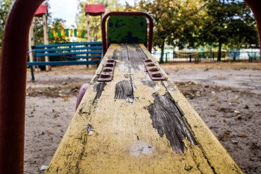 Kharkiv, Ukrayna, 12 Eylül 2024 Saltivka bölgesindeki hasarlı bir binanın önündeki terk edilmiş çocuk parkı. Büyük çaplı Rus füzeleri saldırısından sonra çocuklar buradan tahliye edildi..