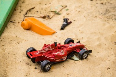 Kharkiv, Ukrayna, 12 Eylül 2024 Saltivka bölgesindeki hasarlı bir binanın önündeki terk edilmiş çocuk parkı. Büyük çaplı Rus füzeleri saldırısından sonra çocuklar buradan tahliye edildi..