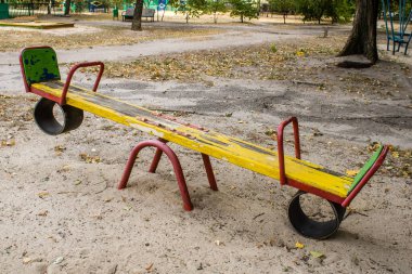 Kharkiv, Ukrayna, 12 Eylül 2024 Saltivka bölgesindeki hasarlı bir binanın önündeki terk edilmiş çocuk parkı. Büyük çaplı Rus füzeleri saldırısından sonra çocuklar buradan tahliye edildi..