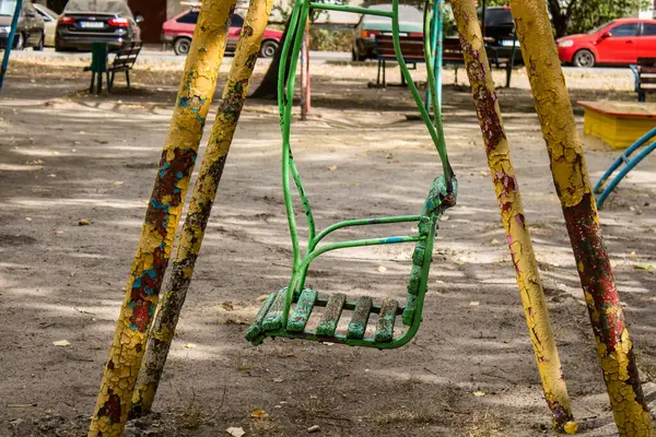 Kharkiv, Ukrayna, 12 Eylül 2024 Saltivka bölgesindeki hasarlı bir binanın önündeki terk edilmiş çocuk parkı. Büyük çaplı Rus füzeleri saldırısından sonra çocuklar buradan tahliye edildi..