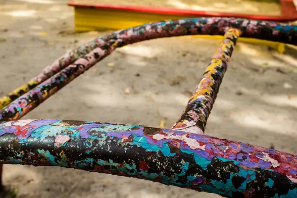 Kharkiv, Ukrayna, 12 Eylül 2024 Saltivka bölgesindeki hasarlı bir binanın önündeki terk edilmiş çocuk parkı. Büyük çaplı Rus füzeleri saldırısından sonra çocuklar buradan tahliye edildi..