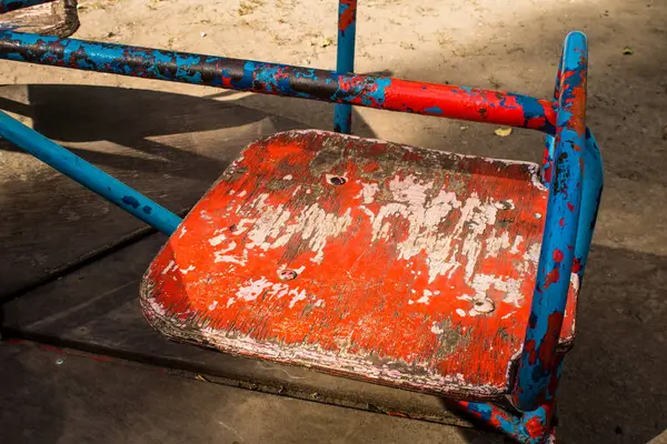 Kharkiv, Ukrayna, 12 Eylül 2024 Saltivka bölgesindeki hasarlı bir binanın önündeki terk edilmiş çocuk parkı. Büyük çaplı Rus füzeleri saldırısından sonra çocuklar buradan tahliye edildi..