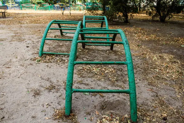 Kharkiv, Ukrayna, 12 Eylül 2024 Saltivka bölgesindeki hasarlı bir binanın önündeki terk edilmiş çocuk parkı. Büyük çaplı Rus füzeleri saldırısından sonra çocuklar buradan tahliye edildi..