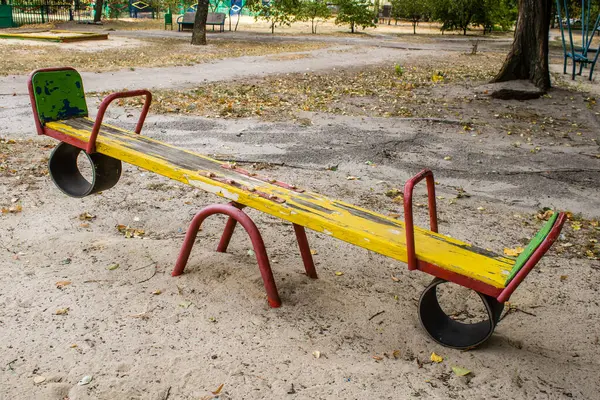 Kharkiv, Ukrayna, 12 Eylül 2024 Saltivka bölgesindeki hasarlı bir binanın önündeki terk edilmiş çocuk parkı. Büyük çaplı Rus füzeleri saldırısından sonra çocuklar buradan tahliye edildi..