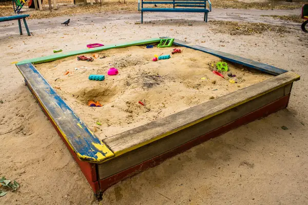 Kharkiv, Ukrayna, 12 Eylül 2024 Saltivka bölgesindeki hasarlı bir binanın önündeki terk edilmiş çocuk parkı. Büyük çaplı Rus füzeleri saldırısından sonra çocuklar buradan tahliye edildi..