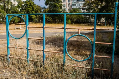 Kharkiv, Ukrayna, 12 Eylül 2024 Saltivka bölgesindeki hasarlı bir binanın önündeki terk edilmiş çocuk parkı. Büyük çaplı Rus füzeleri saldırısından sonra çocuklar buradan tahliye edildi..