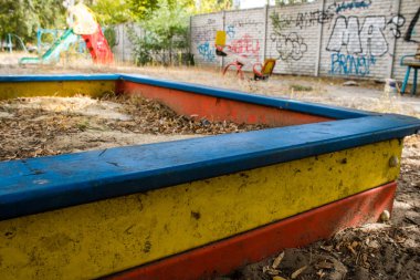 Kharkiv, Ukrayna, 12 Eylül 2024 Saltivka bölgesindeki hasarlı bir binanın önündeki terk edilmiş çocuk parkı. Büyük çaplı Rus füzeleri saldırısından sonra çocuklar buradan tahliye edildi..