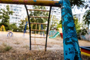 Kharkiv, Ukrayna, 12 Eylül 2024 Saltivka bölgesindeki hasarlı bir binanın önündeki terk edilmiş çocuk parkı. Büyük çaplı Rus füzeleri saldırısından sonra çocuklar buradan tahliye edildi..