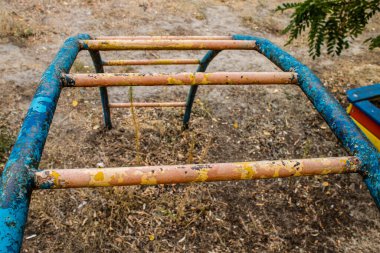 Kharkiv, Ukrayna, 12 Eylül 2024 Saltivka bölgesindeki hasarlı bir binanın önündeki terk edilmiş çocuk parkı. Büyük çaplı Rus füzeleri saldırısından sonra çocuklar buradan tahliye edildi..