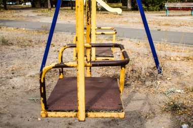 Kharkiv, Ukrayna, 12 Eylül 2024 Saltivka bölgesindeki hasarlı bir binanın önündeki terk edilmiş çocuk parkı. Büyük çaplı Rus füzeleri saldırısından sonra çocuklar buradan tahliye edildi..