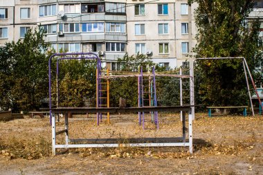 Kharkiv, Ukrayna, 12 Eylül 2024 Saltivka bölgesindeki hasarlı bir binanın önündeki terk edilmiş çocuk parkı. Büyük çaplı Rus füzeleri saldırısından sonra çocuklar buradan tahliye edildi..
