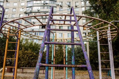 Kharkiv, Ukrayna, 12 Eylül 2024 Saltivka bölgesindeki hasarlı bir binanın önündeki terk edilmiş çocuk parkı. Büyük çaplı Rus füzeleri saldırısından sonra çocuklar buradan tahliye edildi..