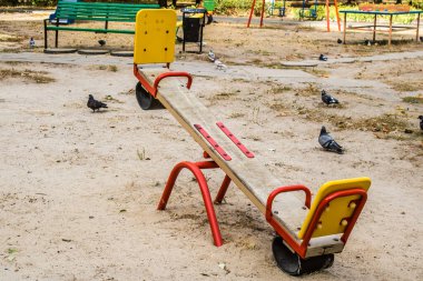 Kharkiv, Ukrayna, 12 Eylül 2024 Saltivka bölgesindeki hasarlı bir binanın önündeki terk edilmiş çocuk parkı. Büyük çaplı Rus füzeleri saldırısından sonra çocuklar buradan tahliye edildi..