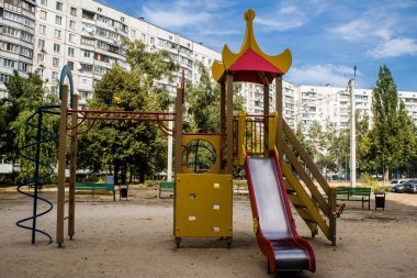 Kharkiv, Ukrayna, 12 Eylül 2024 Saltivka bölgesindeki hasarlı bir binanın önündeki terk edilmiş çocuk parkı. Büyük çaplı Rus füzeleri saldırısından sonra çocuklar buradan tahliye edildi..