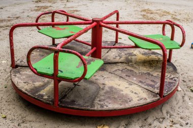 Kharkiv, Ukrayna, 12 Eylül 2024 Saltivka bölgesindeki hasarlı bir binanın önündeki terk edilmiş çocuk parkı. Büyük çaplı Rus füzeleri saldırısından sonra çocuklar buradan tahliye edildi..