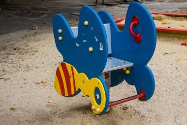 Kharkiv, Ukrayna, 12 Eylül 2024 Saltivka bölgesindeki hasarlı bir binanın önündeki terk edilmiş çocuk parkı. Büyük çaplı Rus füzeleri saldırısından sonra çocuklar buradan tahliye edildi..