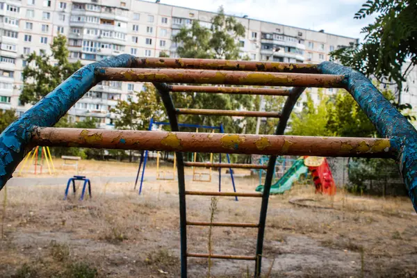 Kharkiv, Ukrayna, 12 Eylül 2024 Saltivka bölgesindeki hasarlı bir binanın önündeki terk edilmiş çocuk parkı. Büyük çaplı Rus füzeleri saldırısından sonra çocuklar buradan tahliye edildi..