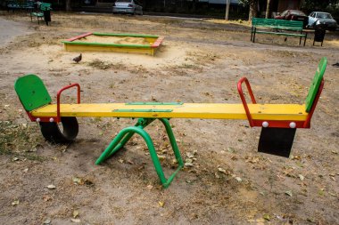 Kharkiv, Ukrayna, 12 Eylül 2024 Saltivka bölgesindeki hasarlı bir binanın önündeki terk edilmiş çocuk parkı. Büyük çaplı Rus füzeleri saldırısından sonra çocuklar buradan tahliye edildi..