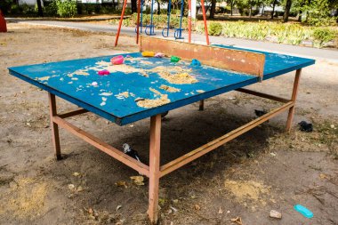 Kharkiv, Ukrayna, 12 Eylül 2024 Saltivka bölgesindeki hasarlı bir binanın önündeki terk edilmiş çocuk parkı. Büyük çaplı Rus füzeleri saldırısından sonra çocuklar buradan tahliye edildi..