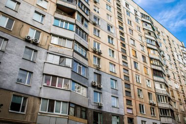 Harkiv, Ukrayna, 12 Eylül 2024, Harkiv 'in kuzeyindeki Saltivka' da Hasarlı Bina. Banliyö bölgesi, Rusya 'nın bombardımanından ülkedeki diğer bölgelerden daha fazla etkilendi..
