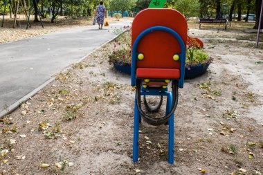 Kharkiv, Ukrayna, 12 Eylül 2024 Saltivka bölgesindeki hasarlı bir binanın önündeki terk edilmiş çocuk parkı. Büyük çaplı Rus füzeleri saldırısından sonra çocuklar buradan tahliye edildi..