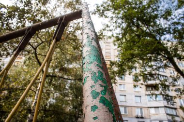 Kharkiv, Ukrayna, 12 Eylül 2024 Saltivka bölgesindeki hasarlı bir binanın önündeki terk edilmiş çocuk parkı. Büyük çaplı Rus füzeleri saldırısından sonra çocuklar buradan tahliye edildi..