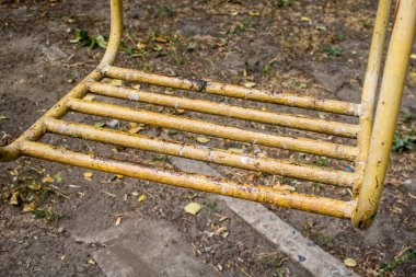 Kharkiv, Ukrayna, 12 Eylül 2024 Saltivka bölgesindeki hasarlı bir binanın önündeki terk edilmiş çocuk parkı. Büyük çaplı Rus füzeleri saldırısından sonra çocuklar buradan tahliye edildi..